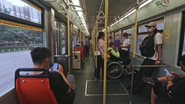 Внутрішній Вигляд Легкого Поїзда Люди Видно Подорожують Легкою Залізницею Mtr — стокове відео