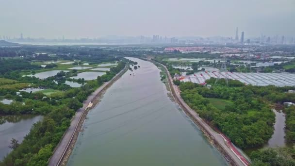 Dynamiczny Wznoszący Się Materiał Filmowy Nad Rzeką Shan Pui Yuen — Wideo stockowe