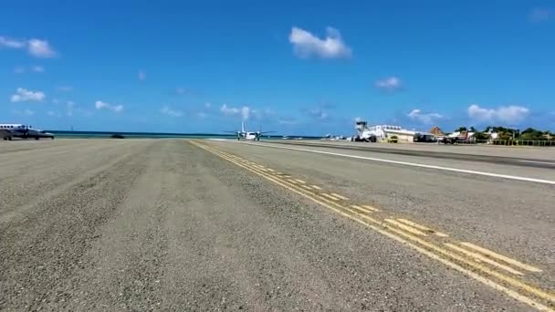 Aviões Ligeiros Pendulares Avião Pequeno Tira Pista Aeroporto Tropical Island — Vídeo de Stock