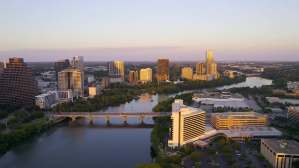 Flygfoto Över Broar Colorado Floden Austin Stad Lugn Sommar Solnedgång — Stockvideo