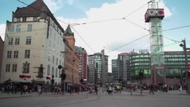 Panoramic Time Lapse Busy Street Center Oslo Norway People Car — Stockvideo