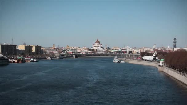 Time Lapse Moskva River Moving Boats People Crossing Bridge Moscow — Video Stock