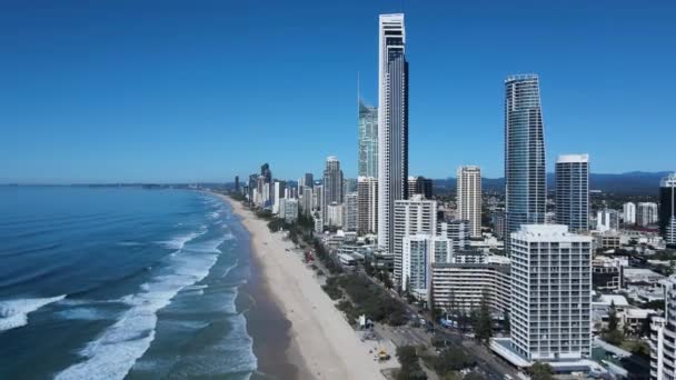 Horizonte Arquitetônico Moderno Ergue Acima Oceano Trecho Costeiro Praia Surf — Vídeo de Stock