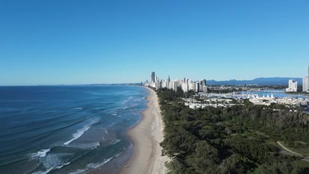 Ein Modernes Küstenstädtchen Erhebt Sich Über Einem Unberührten Strandabschnitt Der — Stockvideo