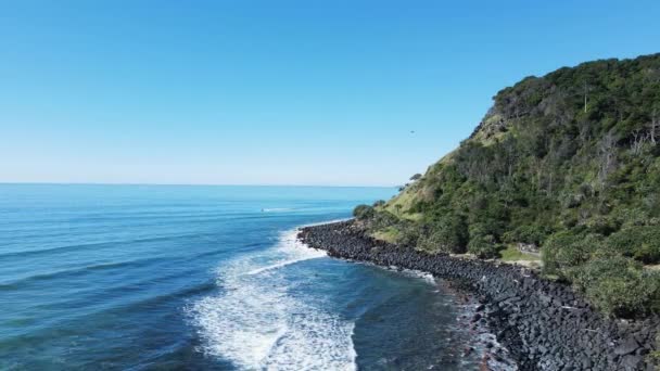 Dalgalar Dünyaca Ünlü Burleigh Heads Sörf Molaları Ikonik Burunlar Üzerinde — Stok video