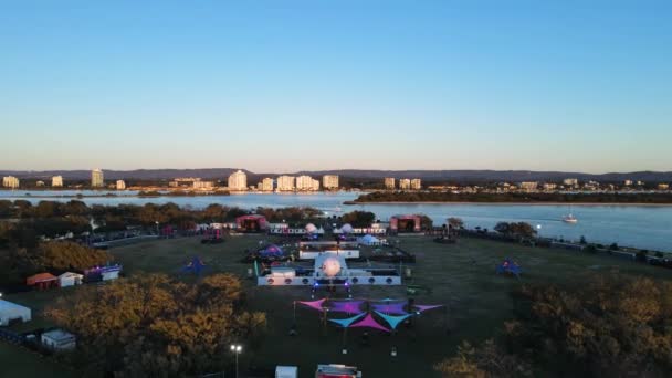 Music Festival Infrastructure Set Coastal Parkland Close Major City Towering — Vídeos de Stock