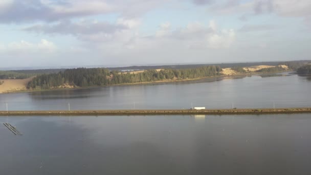 Φορτηγό Διασχίζει Causeway Στο North Bend Όρεγκον Υψηλή Παλίρροια Αεροφωτογραφία — Αρχείο Βίντεο