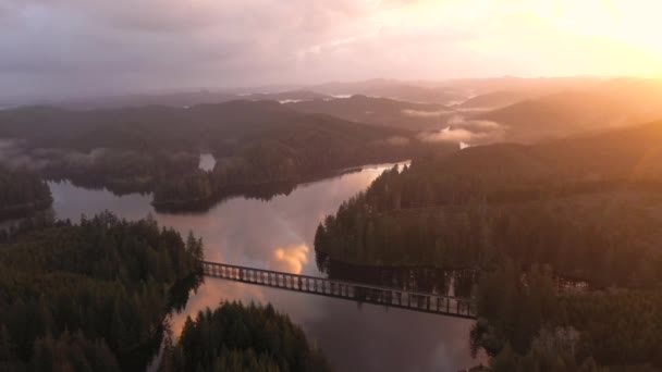 Trestle Tren Con Siluetas Que Atraviesa Lago Oregon Vista Drones — Vídeo de stock