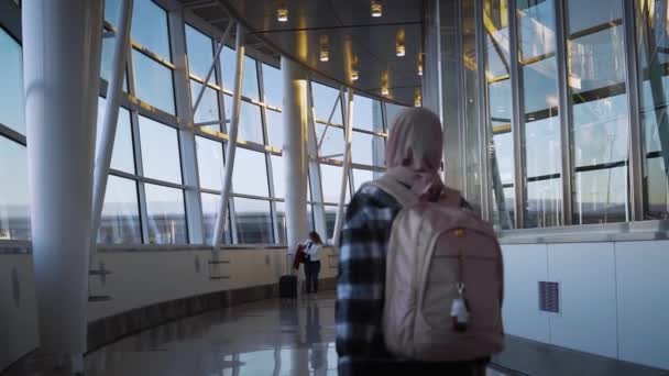 Hijabi Müslüman Kızı Havaalanına Giderken Yanında Bavulunu Seyahatini Seyahatini Macerasını — Stok video