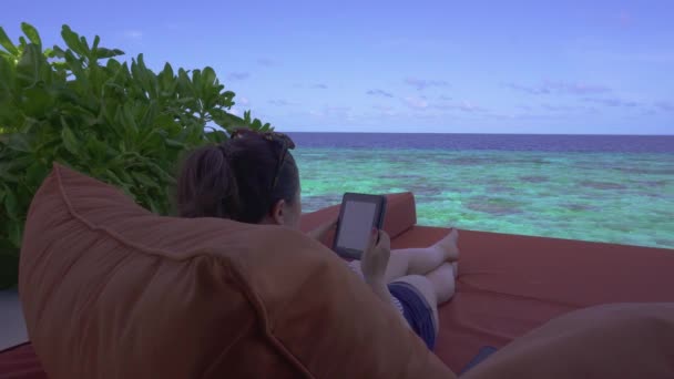 Woman Reading Tablet Ocean Paradise Wide Shot — стоковое видео