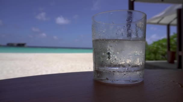 Sklenice Vodu Tropickém Ráji Maledivy — Stock video