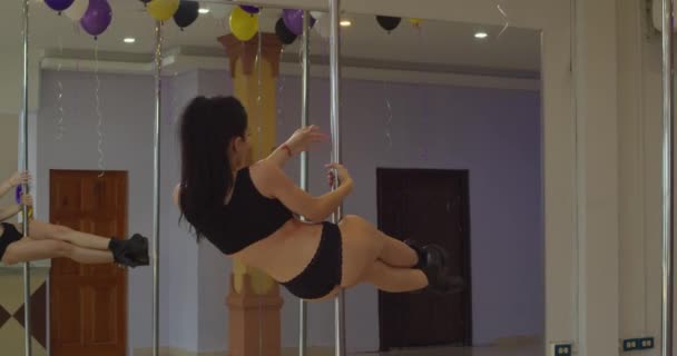 Pole Dancing Moves Young Hispanic Girl Dance Studio — Vídeo de stock