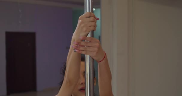 Latina Girl Climbing Pole Dancing Studio — Vídeo de stock