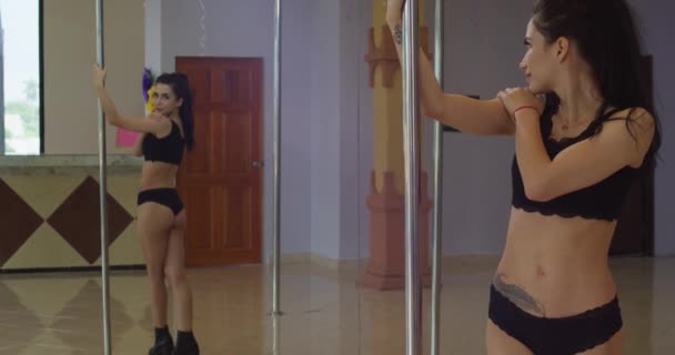 Latina Pole Dancer Admires Her Body Mirror While Holding Pole — Stok video
