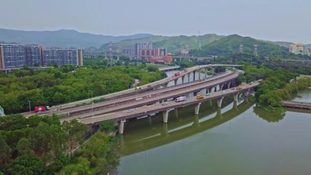 Dynamický Vzdušný Výstřel Směrem Dálnici Nad Vodami Yuen Long Hongkongu — Stock video