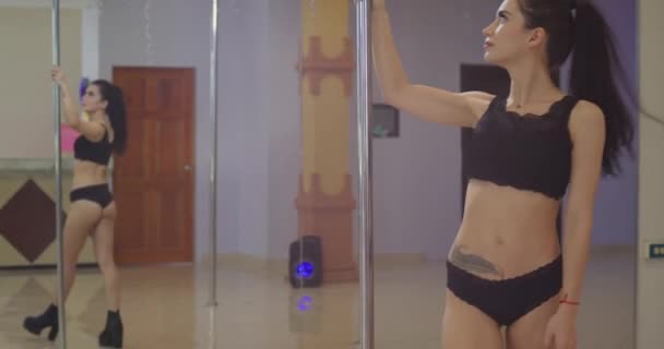 Bailarina Poste Sosteniéndose Poste Estudio Baile — Vídeos de Stock