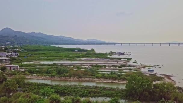 Uma Filmagem Aérea Dinâmica Outro Lado Lago Vila Piscatória Lau — Vídeo de Stock