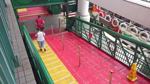 位于香港湾仔的天星客轮上 乘客带着口罩朝大门走去的固定镜头 旅客应严格遵守安全守则 — 图库视频影像