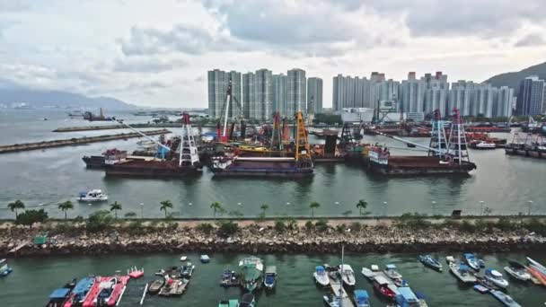 香港屯门的港口结构及用作避风塘的船舶 — 图库视频影像