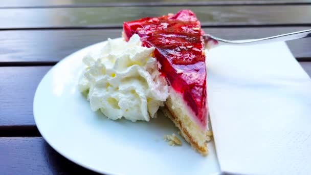 Eating Strawberry Cake Close — Vídeo de Stock