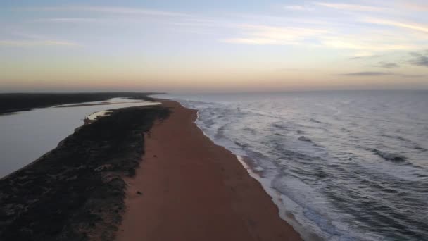 Aerial Panoramic Tom Red Cliff Beach View Sunset Avkopplande Ögonblick — Stockvideo