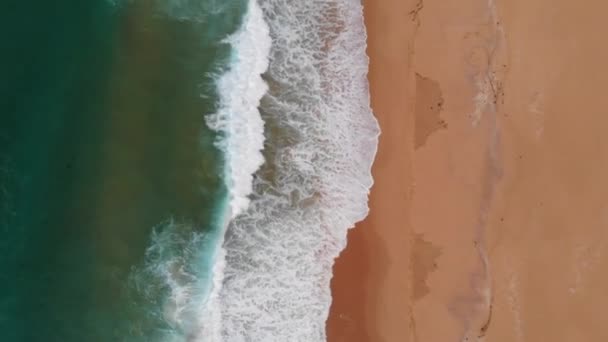 Aerial Top View Beautiful Sandy Beach Green Water Ocean Waves — ストック動画