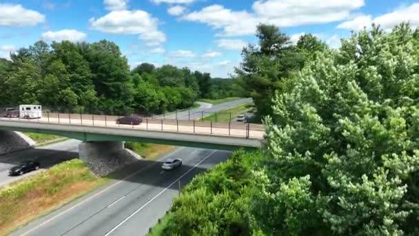 Maryland Welcome Sign Pennsylvania Border Aerial Rising Shot Beautiful Summer — Stock Video