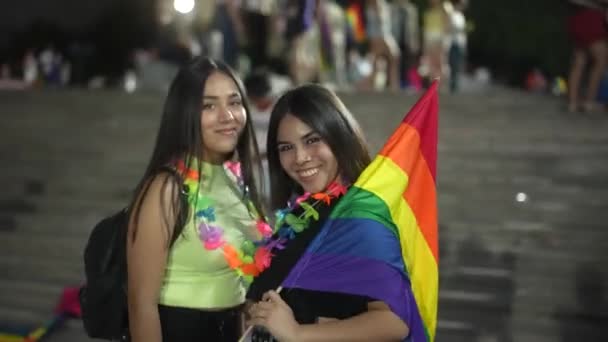 Retrato Pareja Hermosa Mujer Lesbiana Latina Ondeando Una Bandera Calle — Vídeo de stock