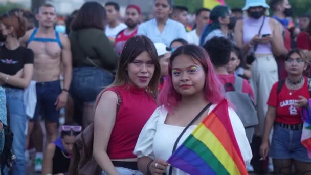 Lesbian Young Latin America Couple Kissing Hugging Street March Parade — Vídeo de stock