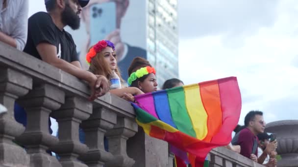 Gente Apoyando Marcha Mexicana Por Desfile Lesbianas Homosexuales Con Bandera — Vídeo de stock