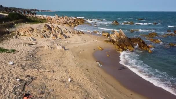 Praia Areia Tropical Coberta Lixo Vietnã Vista Ascendente Aérea — Vídeo de Stock