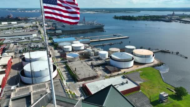 Fuel Crude Oil Storage Port Usa American Flag Energy Crisis — Vídeo de Stock