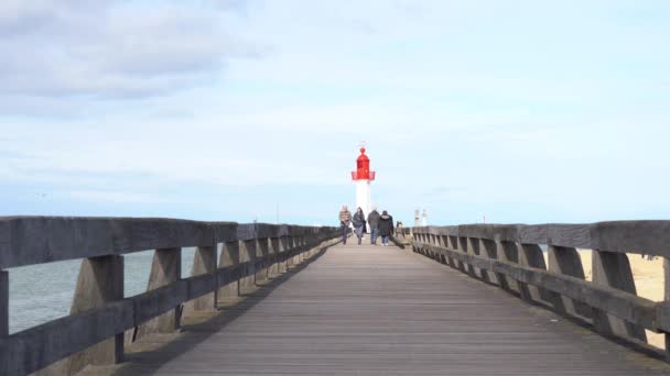 Nsanlar Normandiya Fransa Trouville Sur Mer Deniz Feneriyle Tahta Iskelede — Stok video