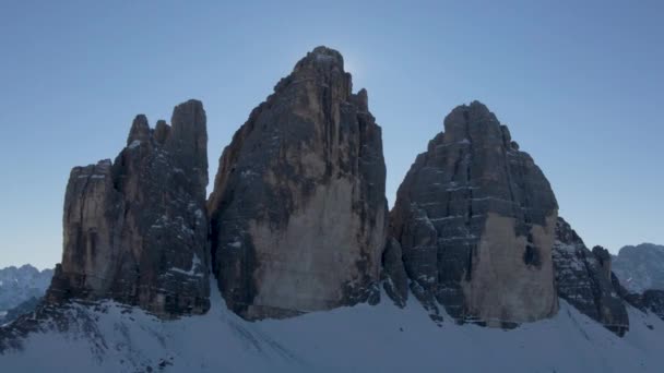 Húzza Vissza Légi Kilátás Három Havas Tre Cime Hegycsúcsok Napfény — Stock videók