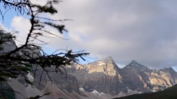 Lindo Lago Perto Das Montanhas Banff Canadá — Vídeo de Stock