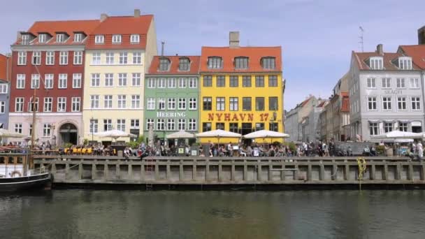 Straßenleben Hafen Von Nyhavn Kopenhagen Vor Dem Nyhavn Schild — Stockvideo