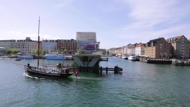 Beautiful Sailboat Going Canal Nyhavn Copenhagen Danish Flag — Vídeo de Stock