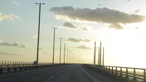 Przejście Przez Most Między Szwecją Danią Złotej Godzinie — Wideo stockowe