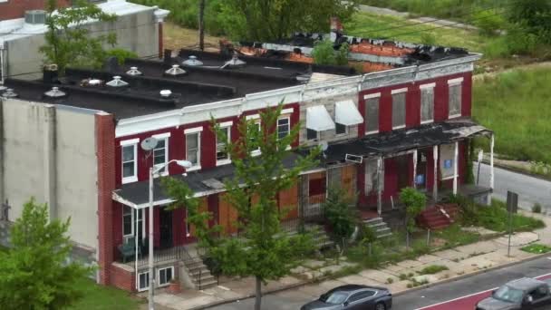 Innercity Poverty Usa American Rowhomes Boarded Unsafe Living Conditions Aerial — Stockvideo