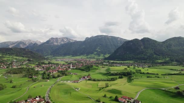 Voando Sobre Uma Aldeia Bávara Nos Alpes Com Montanhas Fundo — Vídeo de Stock
