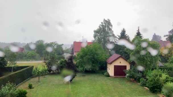 Widok Okna Ogród Domem Rodzinnym Deszczowa Humorzasta Pogoda Krople Deszczu — Wideo stockowe