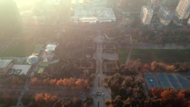 Aerial Dolly View Gardens Autumn Parque Araucano Sun Rays Side — Vídeo de stock