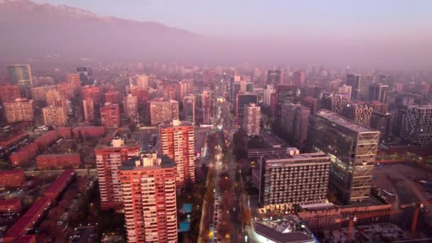 从空中俯瞰智利圣地亚哥Las Condes市的住宅建筑 紫色落日 — 图库视频影像