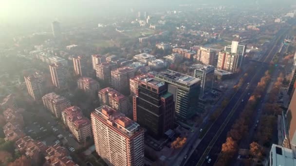 Vista Aérea Dolly Edifícios Residenciais Município Vitacura Dia Nebuloso Santiago — Vídeo de Stock