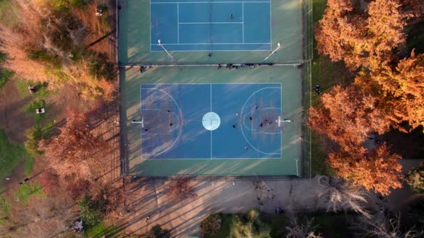 Statický Výhled Skupinu Lidí Hrajících Basketbal Hřištích Parque Araucano Podzimními — Stock video