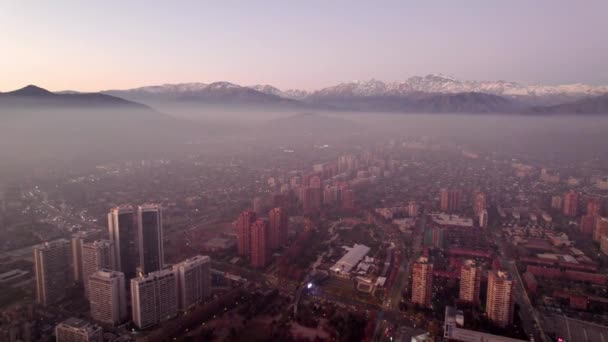 Santiago Şili Gün Batımında Sis Tabakasının Hava Görüntüsü Arka Planda — Stok video