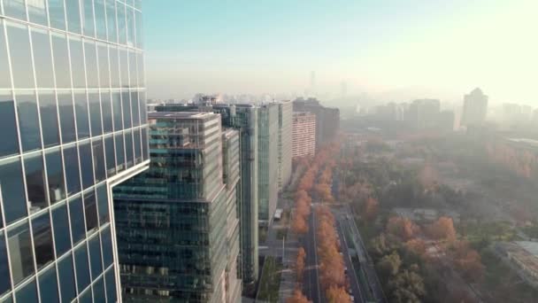 Dolly在空中俯瞰Las Condes市的商业大楼 在一个多雾的日子里 圣地亚哥天际线作为背景 — 图库视频影像