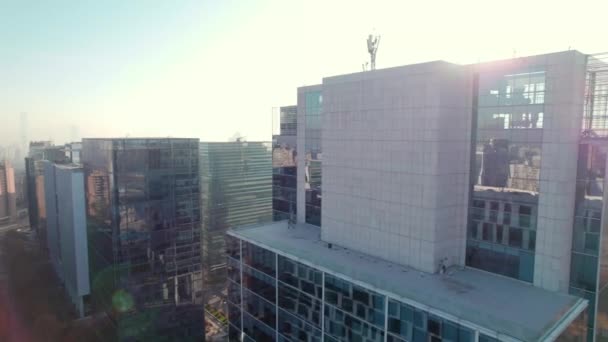 智利圣地亚哥Las Condes商业大楼的空中轨道 背景是太阳 — 图库视频影像