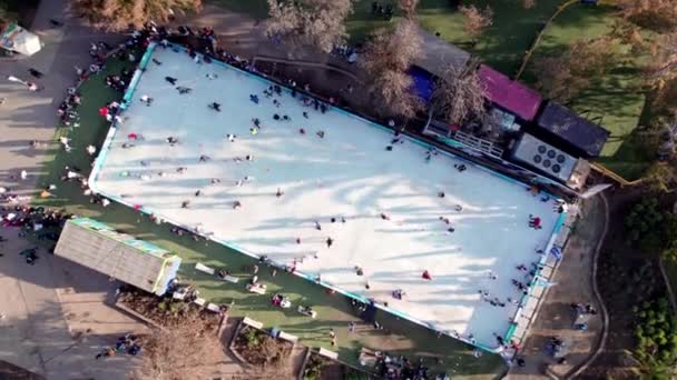 Vista Perto Grupo Pessoas Divertindo Pista Gelo Parque Araucano Santiago — Vídeo de Stock