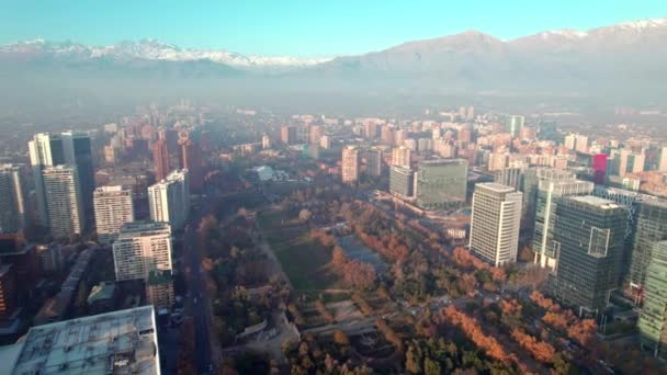 Pan Levé Letecké Zobrazení Parque Araucano Okolními Budovami Zasněžené Plomo — Stock video